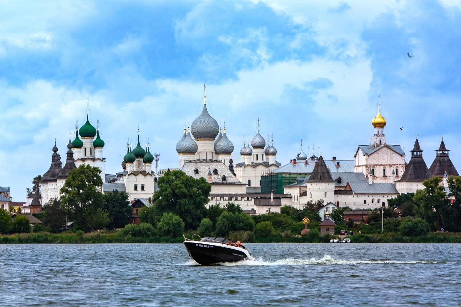 Ростовский кремль с озера Неро